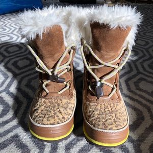 Girls Sorel snow boots. Size 1. EUC.
